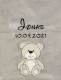 Graue, superflauschige Babydecke mit Stickerei: oben mittig der Name Jonas in schwarzer Schreibschrift, darunter das Geburtsdatum 10.09.2021. Darunter ein beigefarbener Teddybär mit dunkelbraunen Konturen und freundlichem Gesicht.