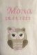 Superflauschige beige Babydecke mit rosa Stickerei: Name Mona und Datum 18.09.2022. Darunter eine süße Eulen-Applikation, hellbraun mit großen Augen, rosa Herz-Nase und rosa Schleife. Kuschelig weich.