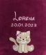 Flauschige Babydecke in Beere mit weißer Stickerei. Oben der Name „Lorena“ in eleganter Schrift, darunter das Geburtsdatum „20.01.2023“. Unten eine beigefarbene Katze mit rosa Schleife am Ohr, Details wie Schnurrhaare und Pfoten.